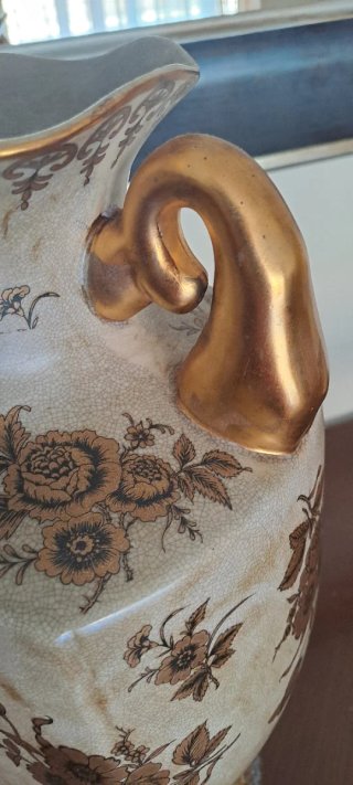 Jarrón Decorativo Beige y Dorado