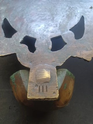 Benditera muy antigua de bronce 30x15cm,marca arte