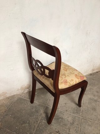 Silla de caoba con asiento floral