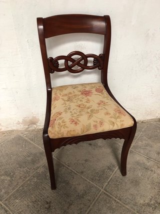 Silla de caoba con asiento floral