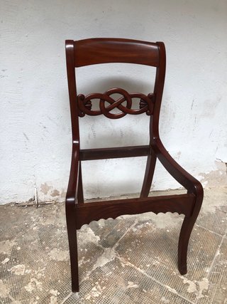Silla de caoba con asiento floral
