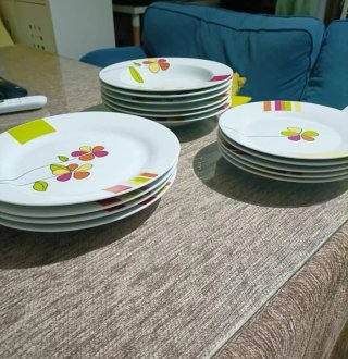 Vajilla de porcelana con flores multicolor.