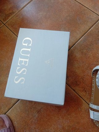 Sandalias Guess Blancas y Plateadas