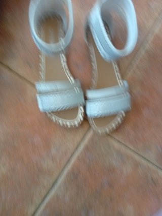 Sandalias Guess Blancas y Plateadas
