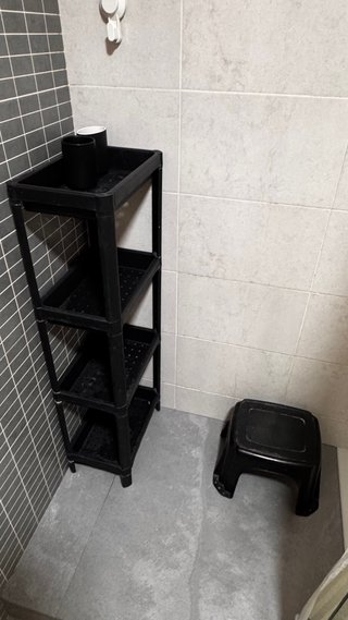 Mueble de baño y taburete negro