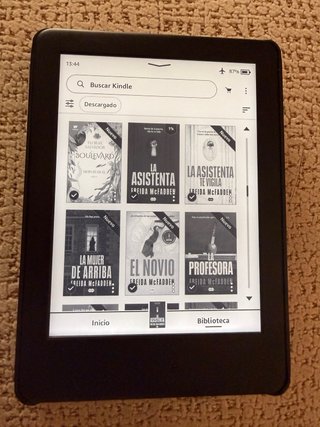 Kindle 10ª Gen + Cable + Funda + Libros