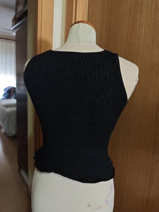 Top negro Stradivarius fruncido