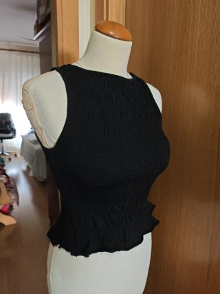 Top negro Stradivarius fruncido