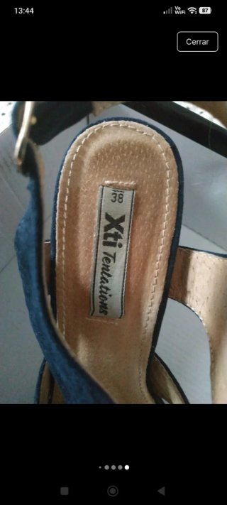 Sandalias de tacón azul marino.