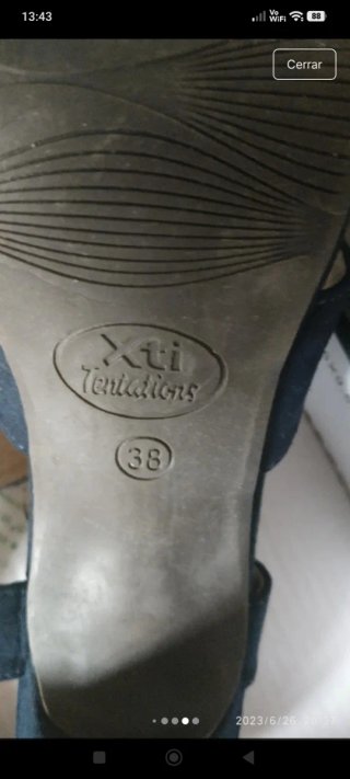 Sandalias de tacón azul marino.