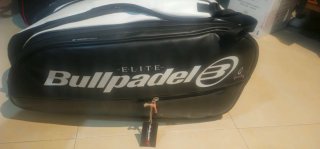 Paletero Bullpadel Elite Negro y Blanco
