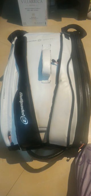 Paletero Bullpadel Elite Negro y Blanco