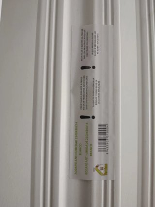 Rodapié blanco anti humedad marca Oknun
