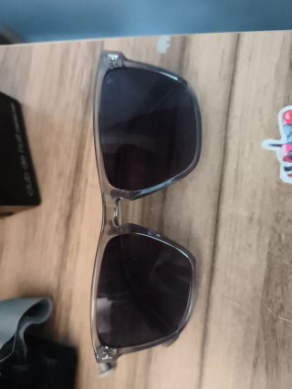 Gafas de sol grises y negras