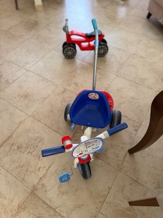 Triciclo infantil azul, blanco y rojo