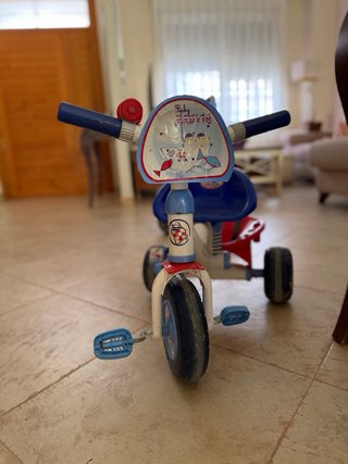 Triciclo infantil azul, blanco y rojo