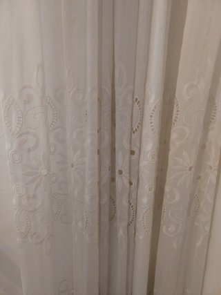 2 cortinas blancas