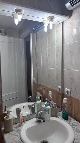 Mueble de baño con lavabo y mármol, espero con luz