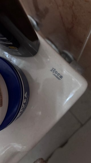 Mueble de baño con lavabo y mármol, espero con luz