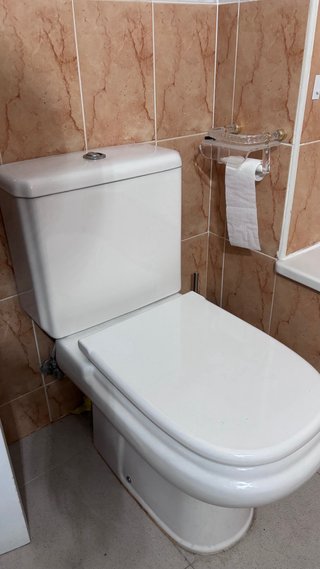 Mueble de baño con lavabo y mármol, espero con luz