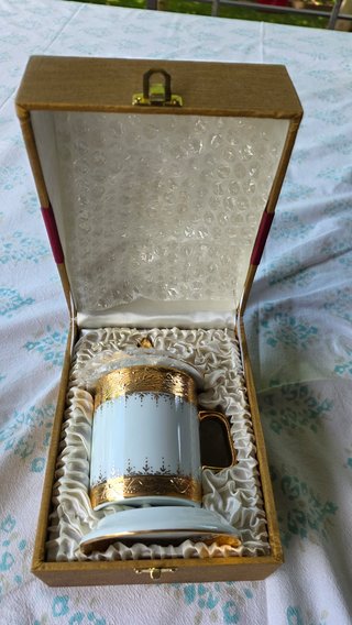 Taza de porcelana con detalles dorados