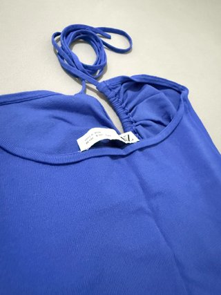 Top azul com aberturas e franzido