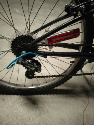 Bicicleta mediana negra y azul