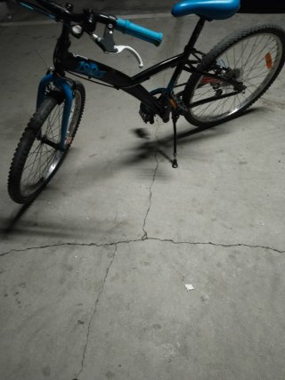 Bicicleta mediana negra y azul