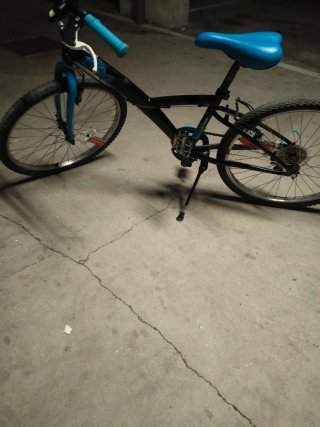 Bicicleta mediana negra y azul