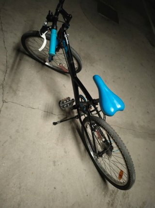 Bicicleta mediana negra y azul