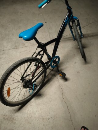 Bicicleta mediana negra y azul