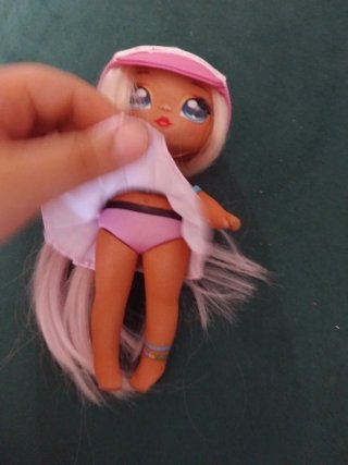 Muñeca original rubia con falda rosa