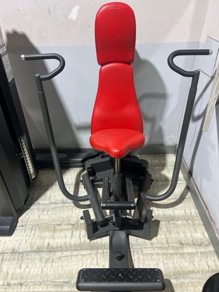 Máquina de pecho roja