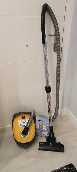 Aspiradora Nilfisk amarilla con accesorios