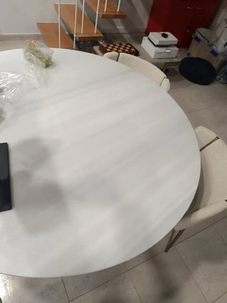 Mesa marmol  redonda blanca con 4 sillas y cuadro