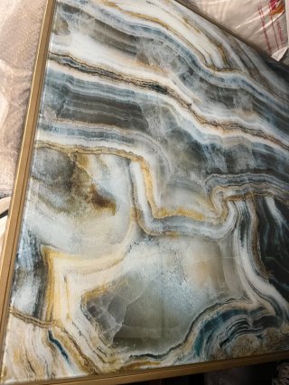 Mesa marmol  redonda blanca con 4 sillas y cuadro