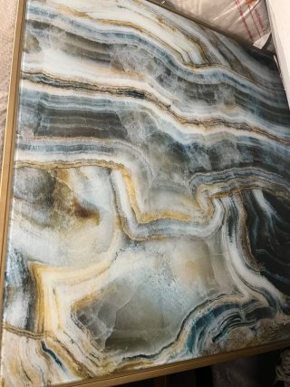 Mesa marmol  redonda blanca con 4 sillas y cuadro