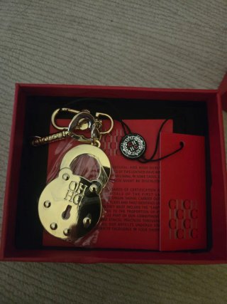 Charm Carolina Herrera Candado Dorado con etiqueta