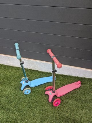 2 Patinetes Decathlon (Azul y Rosa)