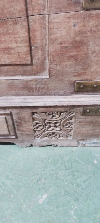 Arcón antiguo de madera y metal