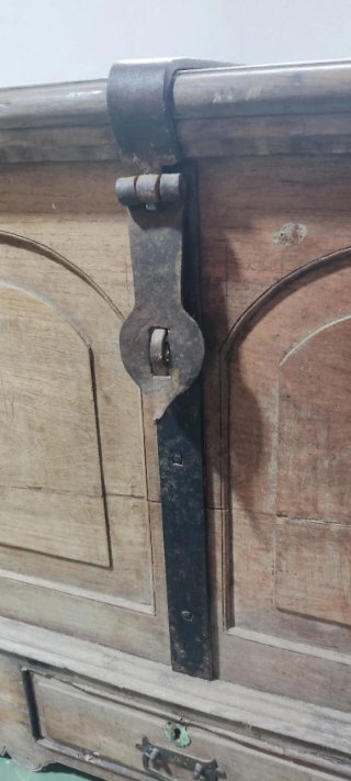 Arcón antiguo de madera y metal