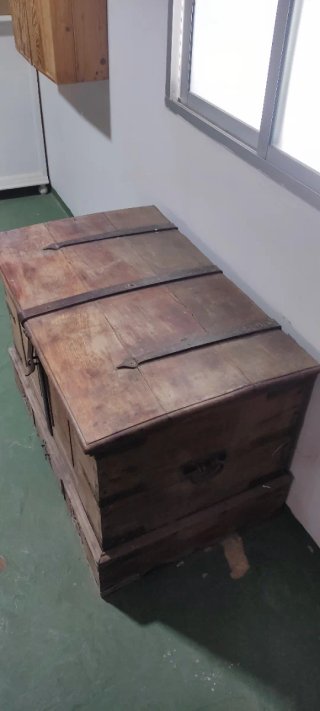 Arcón antiguo de madera y metal