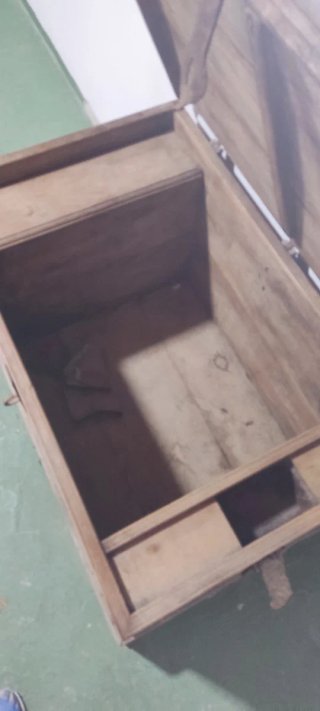Arcón antiguo de madera y metal