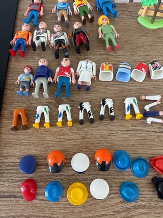 Lote Playmobil con figure, cavalli, barca, accessori