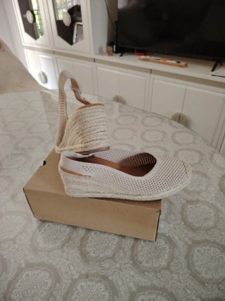 Zapatillas cuña beige