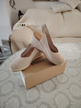Zapatillas cuña beige
