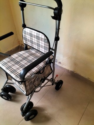 Andador con cesta y asiento