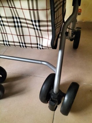 Andador con cesta y asiento
