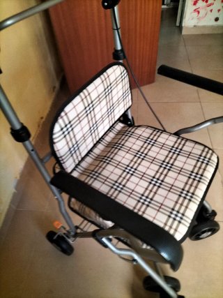 Andador con cesta y asiento