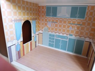 Casita de muñecas de madera